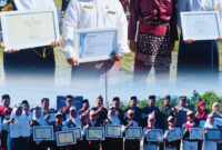 Terima penghargaan  SMPN 18 Kerinci usai upacara Hardiknas 2026 di Kantor Bupati Kerinci