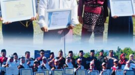 Terima penghargaan  SMPN 18 Kerinci usai upacara Hardiknas 2026 di Kantor Bupati Kerinci