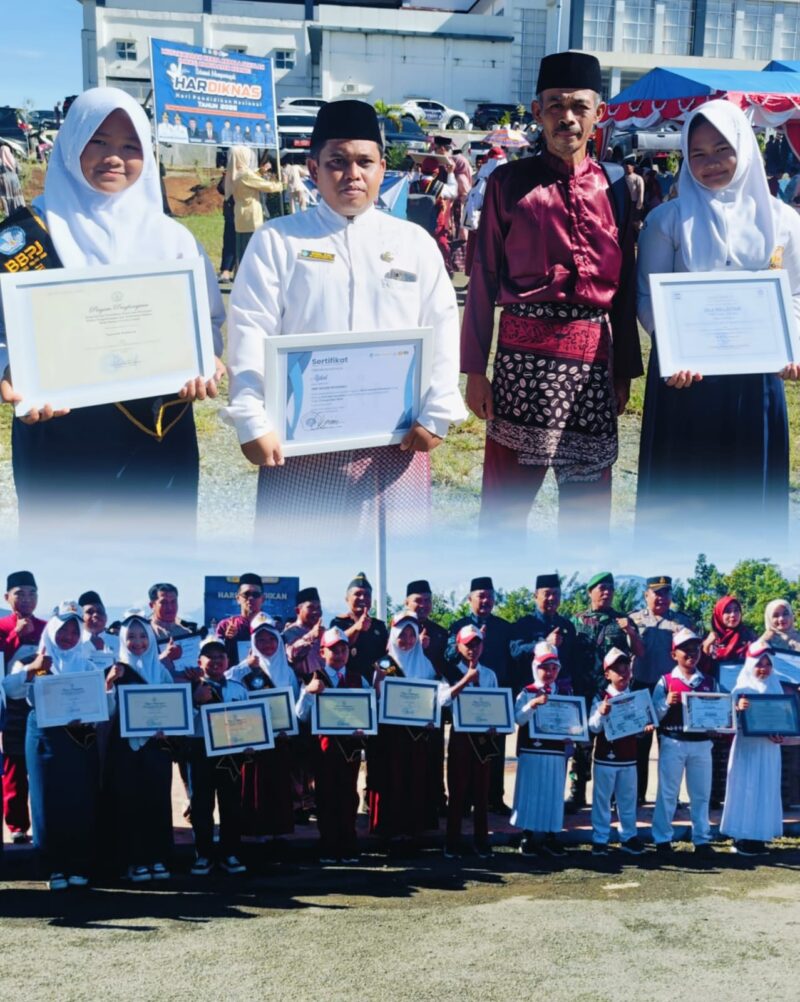 Terima penghargaan  SMPN 18 Kerinci usai upacara Hardiknas 2026 di Kantor Bupati Kerinci