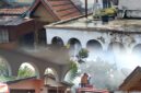 Petugas pemadam kebakaran bersama warga saat berupaya memadamkan api yang melalap rumah milik Yesi Mapurba di Desa Koto Tinggi, Sungai Bungkal, Kota Sungai Penuh.