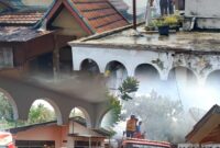 Petugas pemadam kebakaran bersama warga saat berupaya memadamkan api yang melalap rumah milik Yesi Mapurba di Desa Koto Tinggi, Sungai Bungkal, Kota Sungai Penuh.