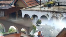 Petugas pemadam kebakaran bersama warga saat berupaya memadamkan api yang melalap rumah milik Yesi Mapurba di Desa Koto Tinggi, Sungai Bungkal, Kota Sungai Penuh.