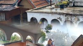 Petugas pemadam kebakaran bersama warga saat berupaya memadamkan api yang melalap rumah milik Yesi Mapurba di Desa Koto Tinggi, Sungai Bungkal, Kota Sungai Penuh.
