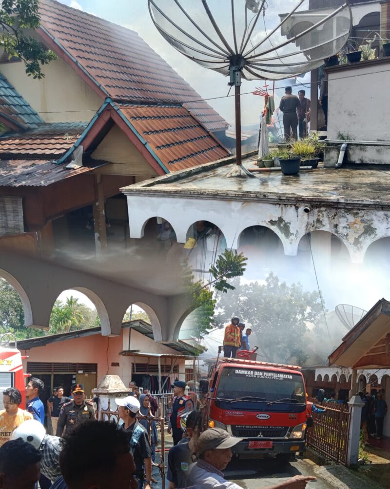 Petugas pemadam kebakaran bersama warga saat berupaya memadamkan api yang melalap rumah milik Yesi Mapurba di Desa Koto Tinggi, Sungai Bungkal, Kota Sungai Penuh.