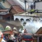Petugas pemadam kebakaran bersama warga saat berupaya memadamkan api yang melalap rumah milik Yesi Mapurba di Desa Koto Tinggi, Sungai Bungkal, Kota Sungai Penuh.