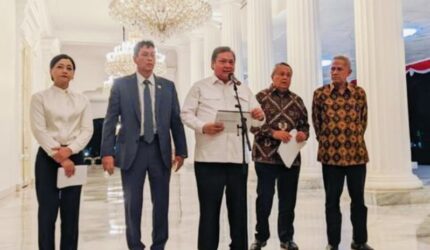 ilustrasi uang rupiah dan dolar AS dengan grafik penurunan nilai tukar