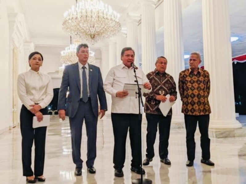 Sejumlah pejabat menyampaikan pernyataan kepada media terkait kebijakan ekonomi, termasuk langkah penguatan rupiah dan pembatasan pembelian dolar AS