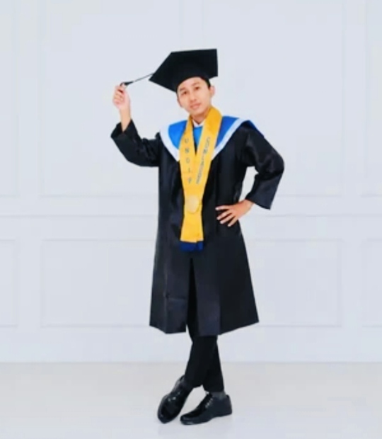 Pato Sayyaf, wisudawan termuda Universitas Diponegoro, berhasil lulus S1 Fisika di usia 18 tahun dengan IPK 3,68