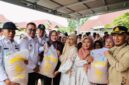 Wali Kota Sungai Penuh bersama DPD RI menyerahkan bantuan benih padi kepada kelompok tani di Hamparan Rawang.