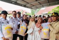 Wali Kota Sungai Penuh bersama DPD RI menyerahkan bantuan benih padi kepada kelompok tani di Hamparan Rawang.