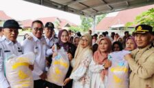 Wali Kota Sungai Penuh bersama DPD RI menyerahkan bantuan benih padi kepada kelompok tani di Hamparan Rawang.