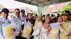 Wali Kota Sungai Penuh bersama DPD RI menyerahkan bantuan benih padi kepada kelompok tani di Hamparan Rawang.