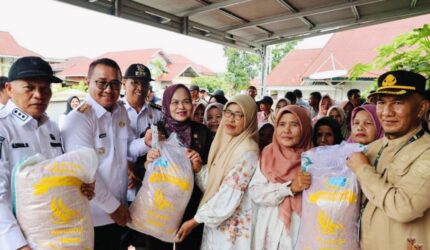 Penyerahan bantuan benih padi kepada petani di Hamparan Rawang Sungai Penuh