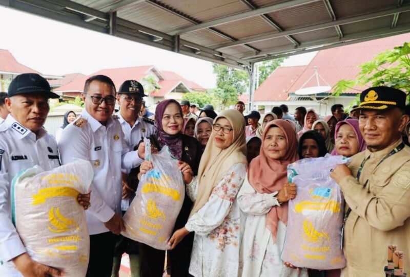 Wali Kota Sungai Penuh bersama DPD RI menyerahkan bantuan benih padi kepada kelompok tani di Hamparan Rawang.