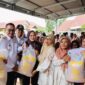 Wali Kota Sungai Penuh bersama DPD RI menyerahkan bantuan benih padi kepada kelompok tani di Hamparan Rawang.