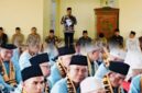 Amirudin (68), jamaah calon haji asal Sungai Batu Gantih, Kerinci, tampak haru saat mengikuti prosesi pelepasan jamaah haji tahun 2026 di Islamic Center Semurup.