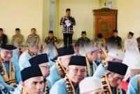 Amirudin (68), jamaah calon haji asal Sungai Batu Gantih, Kerinci, tampak haru saat mengikuti prosesi pelepasan jamaah haji tahun 2026 di Islamic Center Semurup.