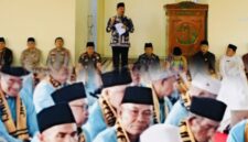 Amirudin (68), jamaah calon haji asal Sungai Batu Gantih, Kerinci, tampak haru saat mengikuti prosesi pelepasan jamaah haji tahun 2026 di Islamic Center Semurup.