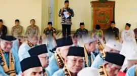 Amirudin (68), jamaah calon haji asal Sungai Batu Gantih, Kerinci, tampak haru saat mengikuti prosesi pelepasan jamaah haji tahun 2026 di Islamic Center Semurup.