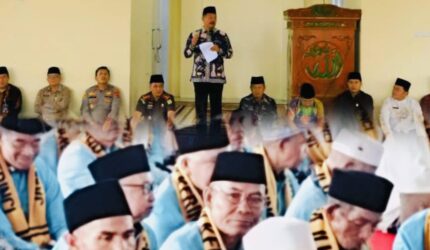 Amirudin jamaah haji asal Kerinci duduk bersama jamaah lainnya saat pelepasan di Islamic Center Semurup.