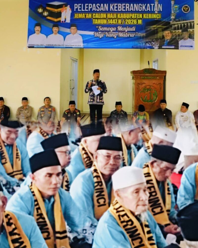 Amirudin (68), jamaah calon haji asal Sungai Batu Gantih, Kerinci, tampak haru saat mengikuti prosesi pelepasan jamaah haji tahun 2026 di Islamic Center Semurup.