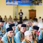 Amirudin (68), jamaah calon haji asal Sungai Batu Gantih, Kerinci, tampak haru saat mengikuti prosesi pelepasan jamaah haji tahun 2026 di Islamic Center Semurup.