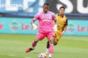 Kiper Persib Bandung, Teja Paku Alam, saat tampil dalam pertandingan Super League 2025/2026 dan mencatat rekor penampilan bersama Maung Bandung.