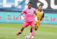 Kiper Persib Bandung, Teja Paku Alam, saat tampil dalam pertandingan Super League 2025/2026 dan mencatat rekor penampilan bersama Maung Bandung.