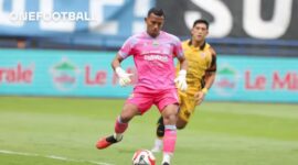 Kiper Persib Bandung, Teja Paku Alam, saat tampil dalam pertandingan Super League 2025/2026 dan mencatat rekor penampilan bersama Maung Bandung.