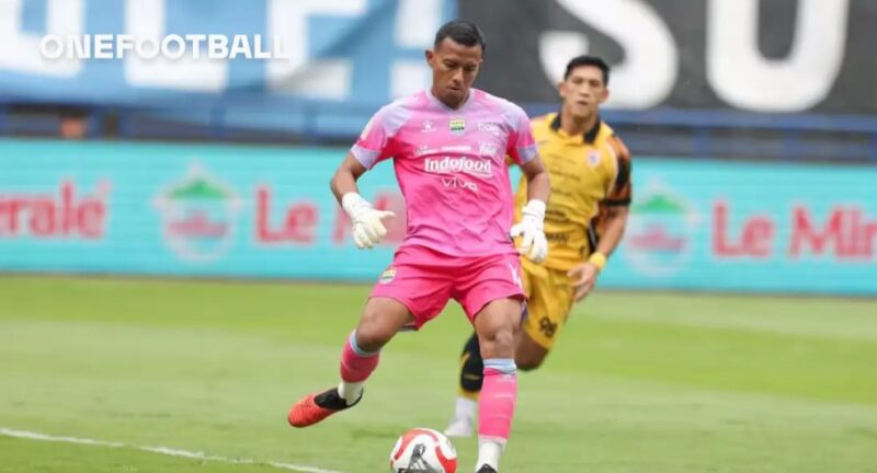 Kiper Persib Bandung, Teja Paku Alam, saat tampil dalam pertandingan Super League 2025/2026 dan mencatat rekor penampilan bersama Maung Bandung.
