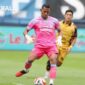 Kiper Persib Bandung, Teja Paku Alam, saat tampil dalam pertandingan Super League 2025/2026 dan mencatat rekor penampilan bersama Maung Bandung.