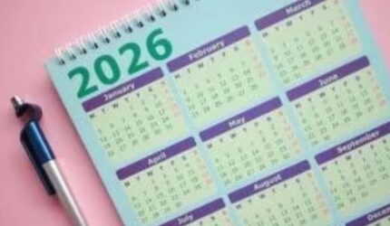 Ilustrasi kalender Mei 2026 dengan tanda tanggal merah dan long weekend