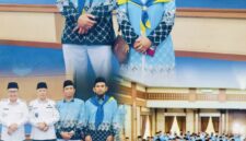 Pasangan suami istri Zaini Febriani dan Santi mengikuti prosesi pelepasan Jamaah Calon Haji Kota Sungai Penuh sebelum berangkat ke Tanah Suci bersama Kloter 23 Embarkasi Batam.
