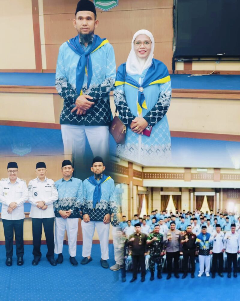 Pasangan suami istri Zaini Febriani dan Santi mengikuti prosesi pelepasan Jamaah Calon Haji Kota Sungai Penuh sebelum berangkat ke Tanah Suci bersama Kloter 23 Embarkasi Batam.