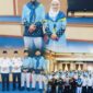 Pasangan suami istri Zaini Febriani dan Santi mengikuti prosesi pelepasan Jamaah Calon Haji Kota Sungai Penuh sebelum berangkat ke Tanah Suci bersama Kloter 23 Embarkasi Batam.