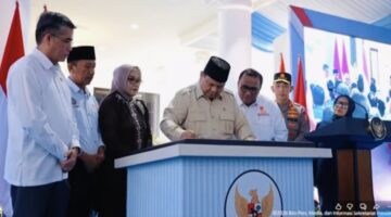 Presiden Prabowo Subianto saat meresmikan Museum dan Rumah Singgah Marsinah di Kabupaten Nganjuk, Jawa Timur