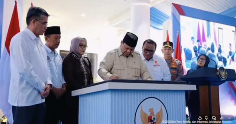 Presiden Prabowo Subianto saat meresmikan Museum dan Rumah Singgah Marsinah di Kabupaten Nganjuk, Jawa Timur