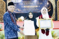 Wakil Wali Kota Sungai Penuh Azhar Hamzah menghadiri Wisuda Tahfidz dan Khotmil Qur’an SIT Amanah Tahun 2026 di Gedung Nasional Sungai Penuh.