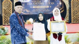 Wakil Wali Kota Sungai Penuh Azhar Hamzah menghadiri Wisuda Tahfidz dan Khotmil Qur’an SIT Amanah Tahun 2026 di Gedung Nasional Sungai Penuh.