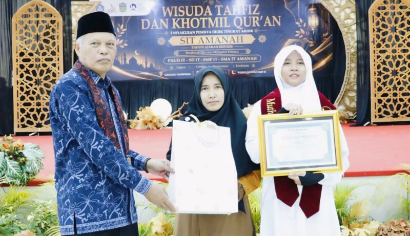 Wakil Wali Kota Sungai Penuh Azhar Hamzah menghadiri Wisuda Tahfidz dan Khotmil Qur’an SIT Amanah Tahun 2026 di Gedung Nasional Sungai Penuh.