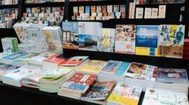 Deretan buku dipajang di sebuah toko buku sebagai simbol meningkatnya semangat literasi dan budaya membaca pada peringatan Hari Buku Nasional 2026.