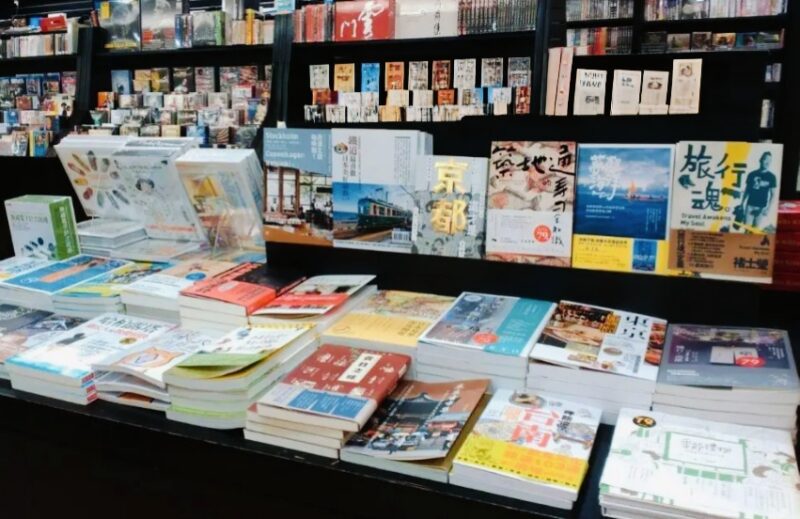 Deretan buku dipajang di sebuah toko buku sebagai simbol meningkatnya semangat literasi dan budaya membaca pada peringatan Hari Buku Nasional 2026.