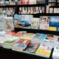 Deretan buku dipajang di sebuah toko buku sebagai simbol meningkatnya semangat literasi dan budaya membaca pada peringatan Hari Buku Nasional 2026.