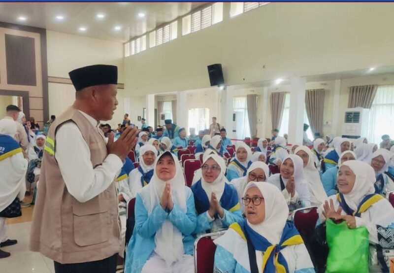 Wakil Wali Kota Sungai Penuh Azhar Hamzah menyambut dan meninjau kesiapan jamaah calon haji di Asrama Haji Jambi sebelum berangkat ke Tanah Suci.