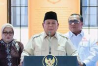Presiden Prabowo Subianto menanggapi isu pelemahan rupiah terhadap dolar AS saat memberikan pernyataan kepada awak media.