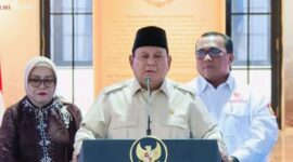 Presiden Prabowo Subianto menanggapi isu pelemahan rupiah terhadap dolar AS saat memberikan pernyataan kepada awak media.