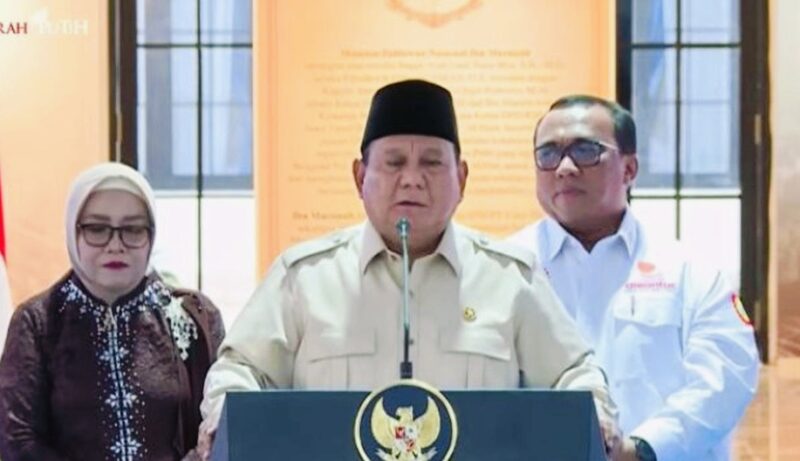 Presiden Prabowo Subianto menanggapi isu pelemahan rupiah terhadap dolar AS saat memberikan pernyataan kepada awak media.