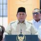 Presiden Prabowo Subianto menanggapi isu pelemahan rupiah terhadap dolar AS saat memberikan pernyataan kepada awak media.