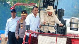 Presiden Prabowo memuji kinerja Mentan Amran dan tim pertanian usai Indonesia mencatat surplus pangan di tengah krisis global.