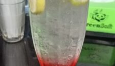 Minuman bersoda mengandung gula tinggi yang dapat berdampak buruk bagi kesehatan jika dikonsumsi berlebihan.